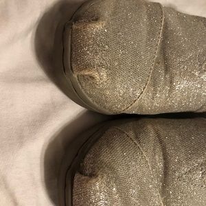 Toms Shoes - Youth Girls Toms silver glitter shoes Toms Shoes - Youth Girls Toms silver glitter shoes